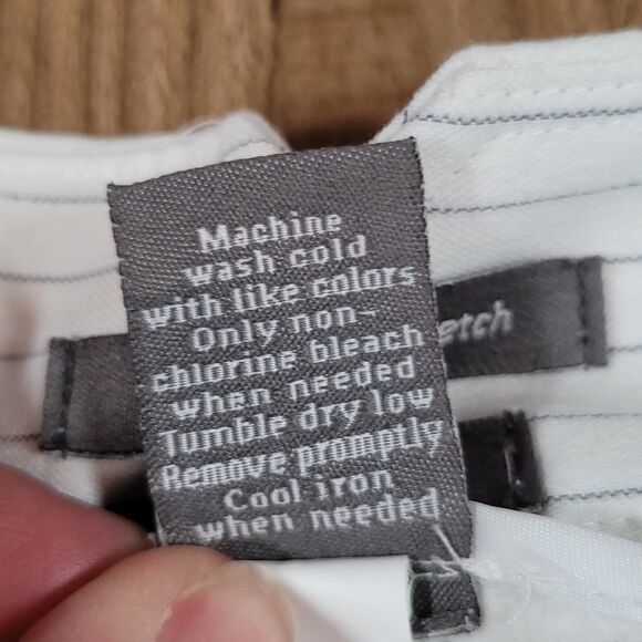 🔹️Apt 9 White Pinstripe Ava Cuffed Dressy Shorts Size 14 - Picture 9 of 9